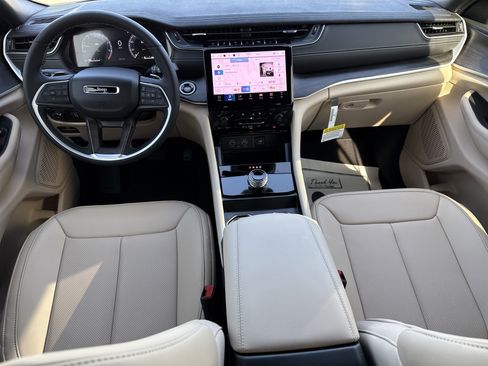 New 2025 Jeep Grand Cherokee Limited w/ Luxury Tech Group II RWD image 17
