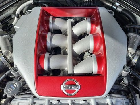 Used 2018 Nissan GT-R Premium image 31