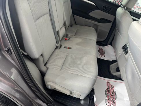Used 2019 Toyota Highlander LE AWD/4WD image 34