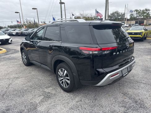 Certified 2025 Nissan Pathfinder SL image 8