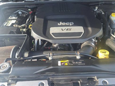 Used 2018 Jeep Wrangler Unlimited Sahara AWD/4WD image 15