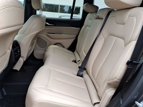 Used 2025 Jeep Grand Cherokee Limited AWD/4WD image 15