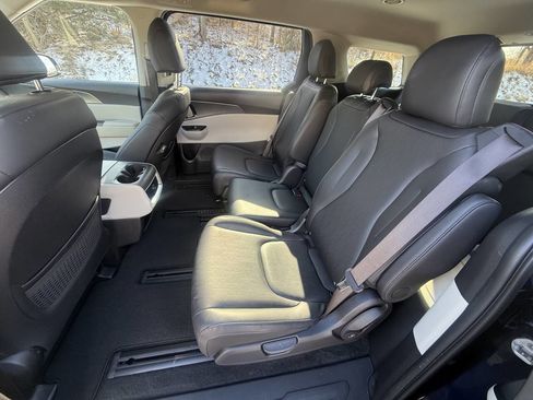 Used 2023 Kia Carnival LX image 9