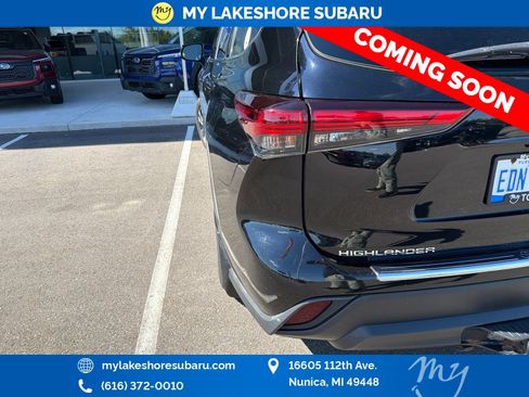 Used 2020 Toyota Highlander XLE AWD/4WD image 21