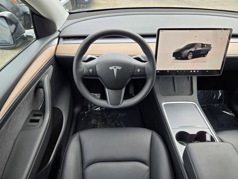 Used 2024 Tesla Model Y Long Range image 13