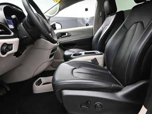 Used 2024 Chrysler Pacifica Touring-L image 15