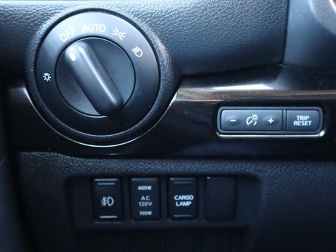 Used 2017 Nissan Titan SV image 29