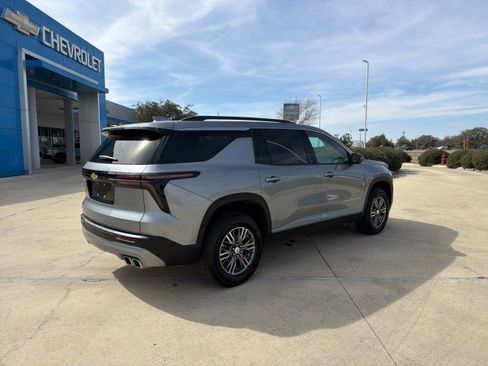 Used 2025 Chevrolet Traverse LT image 14