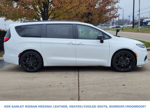 Used 2025 Chrysler Pacifica Limited image 2