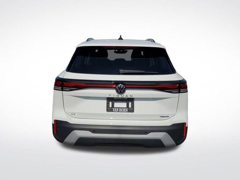 New 2025 Volkswagen Tiguan SE image 14