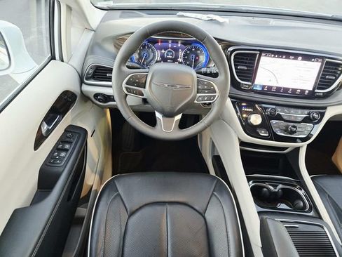 Used 2022 Chrysler Pacifica Limited AWD/4WD image 8
