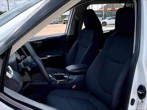 Used 2025 Toyota RAV4 LE image 8