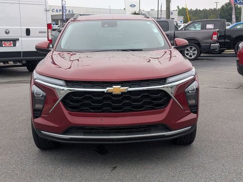 Used 2025 Chevrolet Trax LT w/ LT Convenience Package FWD image 3