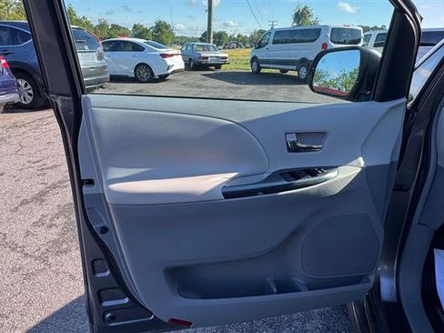Used 2011 Toyota Sienna SE w/ Preferred Pkg FWD image 32