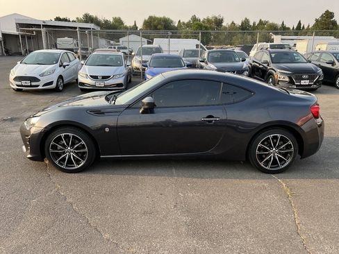 Used 2017 Toyota 86 RWD image 2