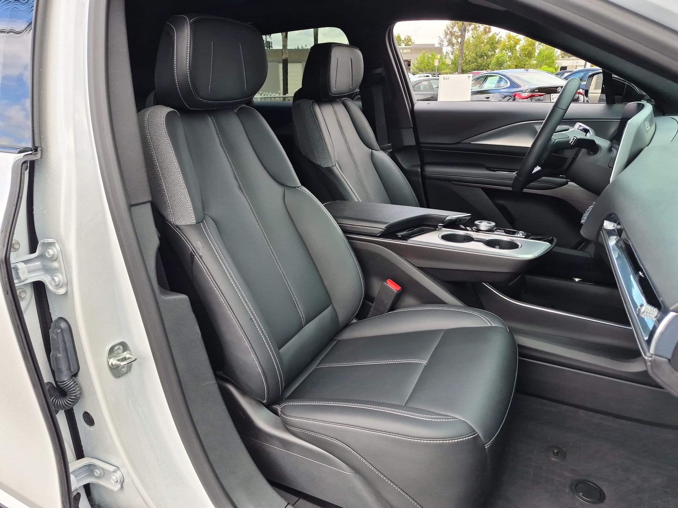 Used 2024 Cadillac Lyriq Tech w/ Driver Assist Package AWD/4WD image 31