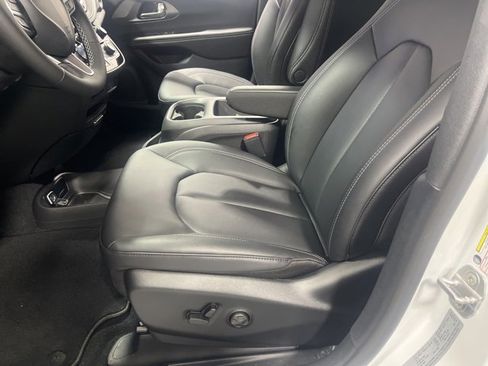 New 2026 Chrysler Pacifica Select image 7