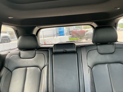 Used 2022 Jeep Grand Cherokee Overland w/ Luxury Tech Group IV AWD/4WD image 8