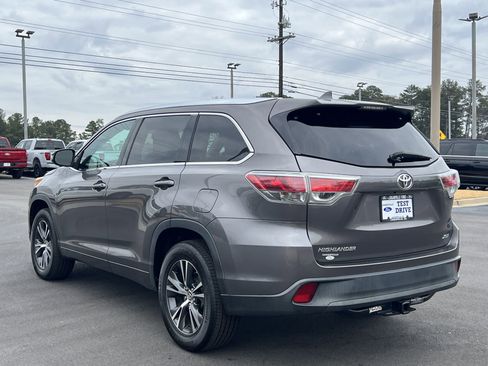Used 2016 Toyota Highlander XLE image 2