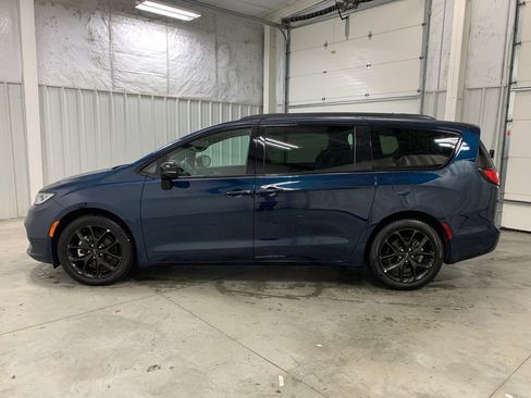 Used 2025 Chrysler Pacifica Limited FWD image 4