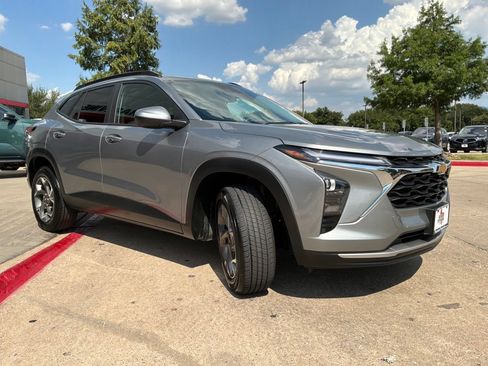Used 2025 Chevrolet Trax LT w/ LT Convenience Package FWD image 4
