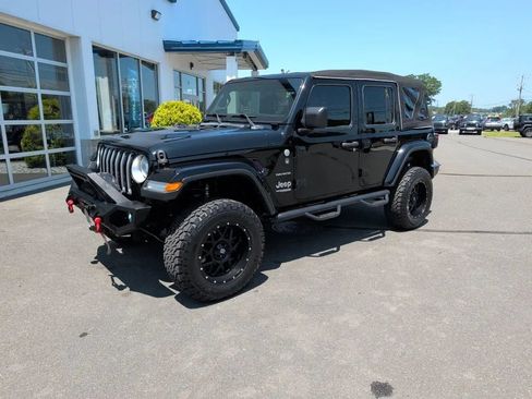 Used 2019 Jeep Wrangler Unlimited Sahara AWD/4WD image 17