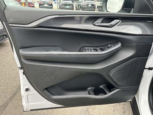 Used 2023 Jeep Grand Cherokee Laredo image 14