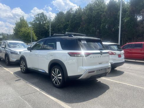 Certified 2025 Nissan Pathfinder Platinum FWD image 4