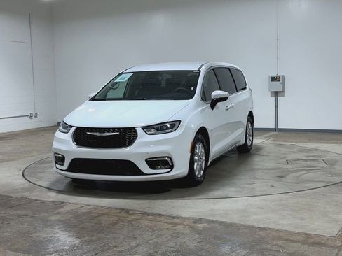 Used 2023 Chrysler Pacifica Touring-L FWD image 4