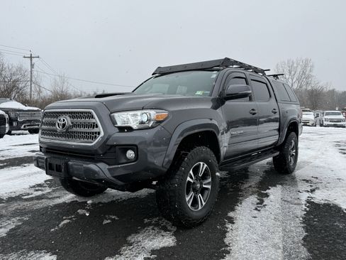 Used 2017 Toyota Tacoma TRD Sport image 1