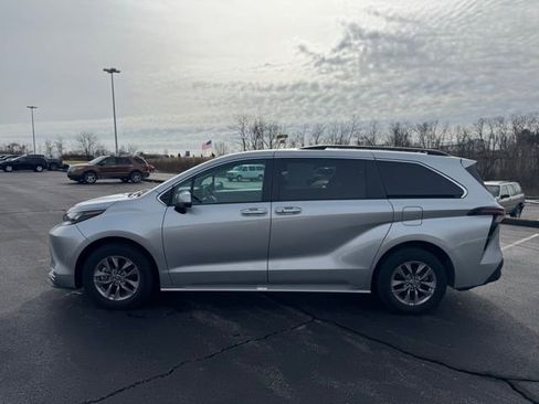 Used 2024 Toyota Sienna XLE image 6