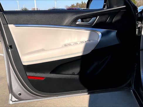 Used 2025 Genesis G70 2.5T image 21