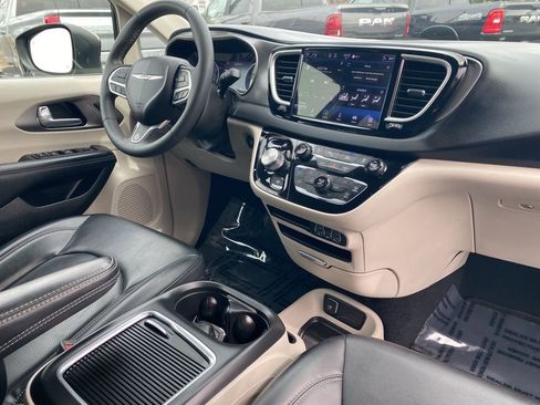 Used 2023 Chrysler Pacifica Touring-L FWD image 8