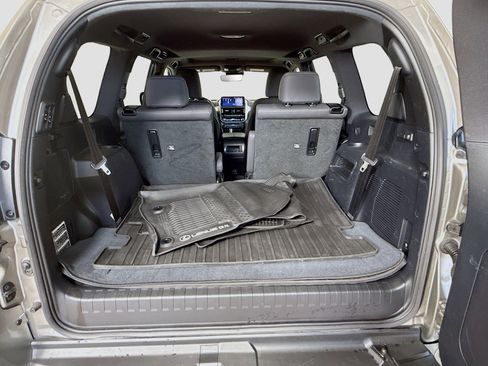 Used 2023 Lexus GX 460 Premium w/ Accessory Package AWD/4WD image 27