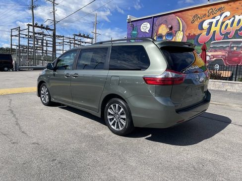 Used 2020 Toyota Sienna LE AWD/4WD image 3
