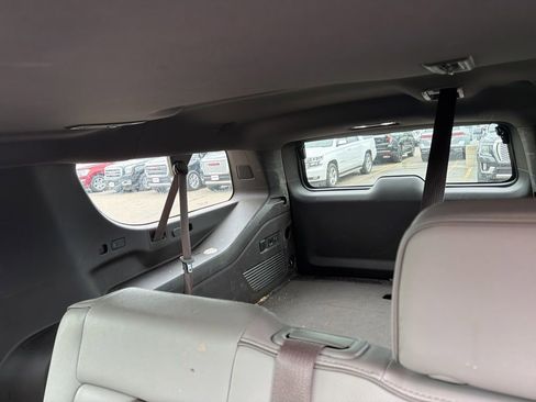 Used 2023 GMC Yukon XL SLT w/ SLT Premium Package AWD/4WD image 16