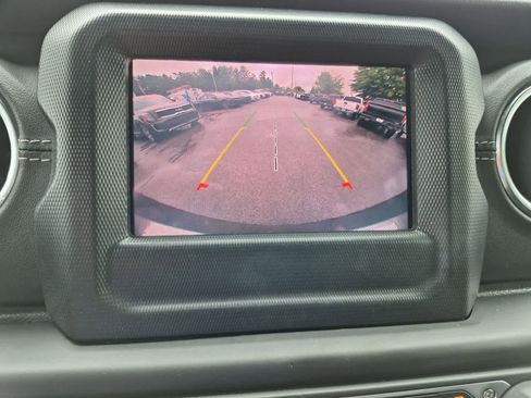 Used 2021 Jeep Wrangler Unlimited Sahara w/ LED Lighting Group AWD/4WD image 29