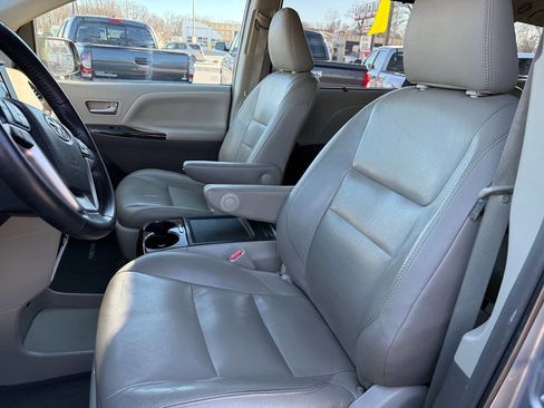 Used 2015 Toyota Sienna XLE Premium AWD/4WD image 52