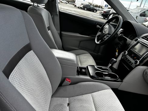 Used 2014 Toyota Camry L image 12
