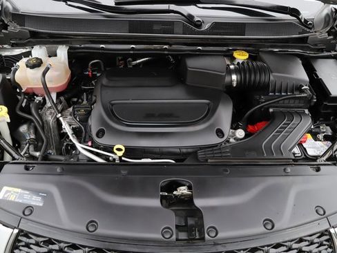 Used 2024 Chrysler Pacifica Touring-L image 3