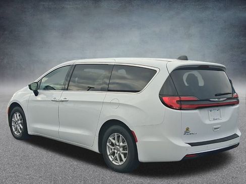 Used 2024 Chrysler Pacifica Touring-L FWD image 9