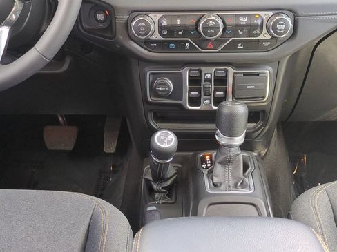 Used 2025 Jeep Wrangler Unlimited Sahara AWD/4WD image 20