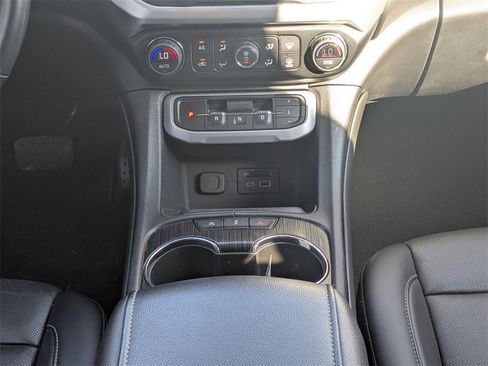 Used 2023 GMC Acadia SLT image 18