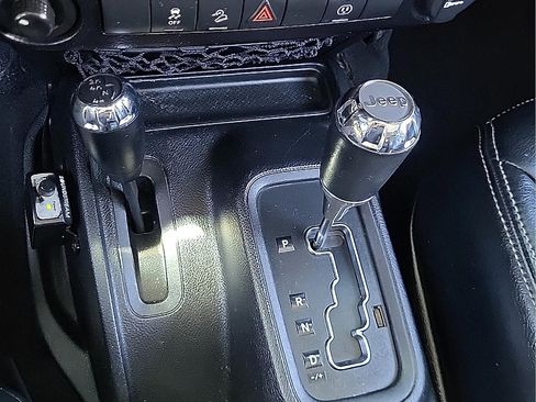 Used 2015 Jeep Wrangler Unlimited Sahara w/ Connectivity Group AWD/4WD image 24