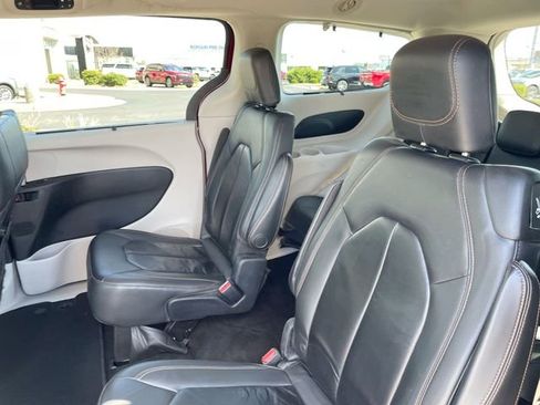 Used 2017 Chrysler Pacifica Touring-L image 11