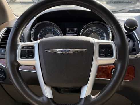 Used 2016 Chrysler Town & Country Touring w/ Driver Convenience Group image 29