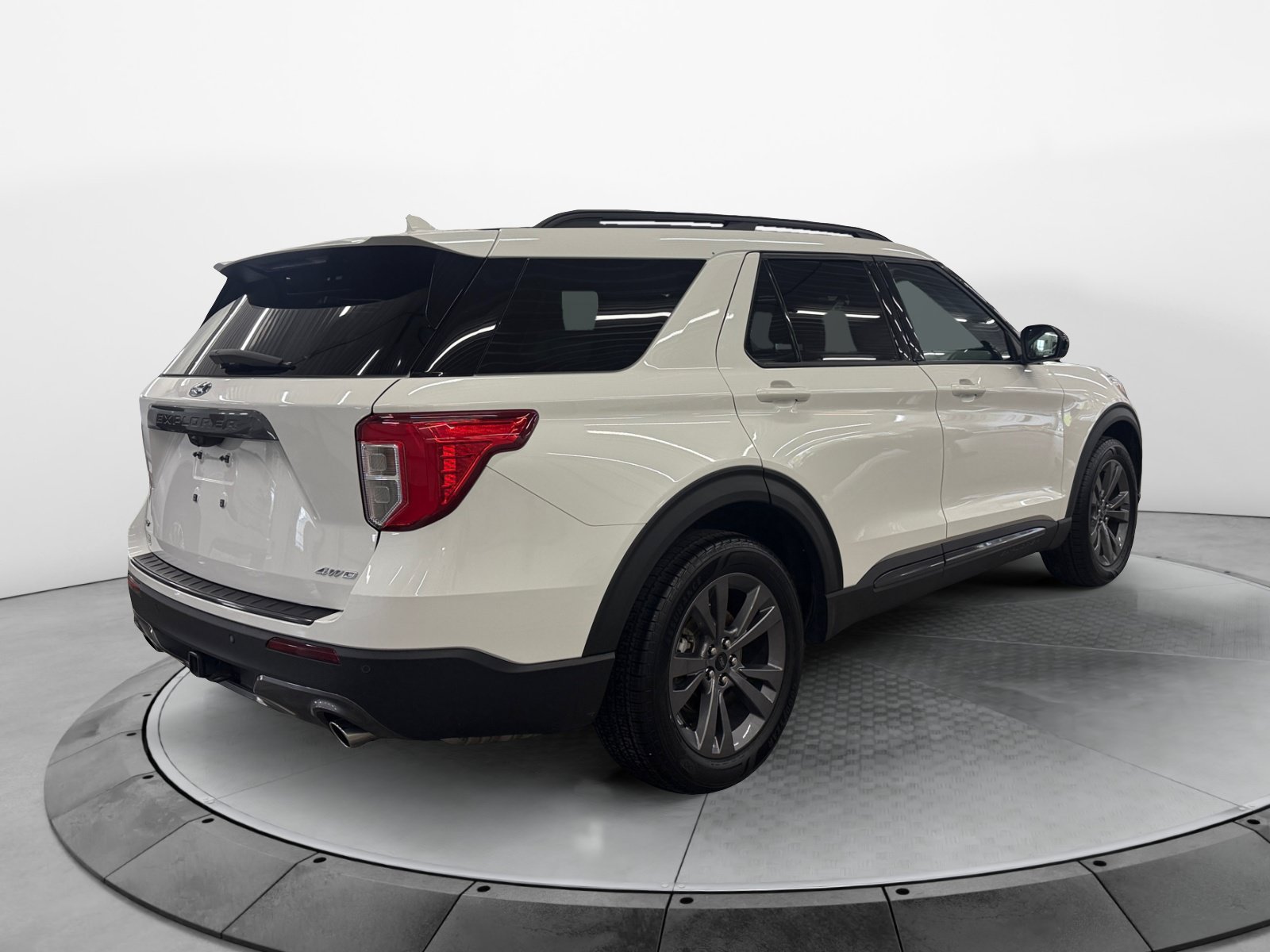 Used 2022 Ford Explorer XLT w/ Equipment Group 202A AWD/4WD image 5
