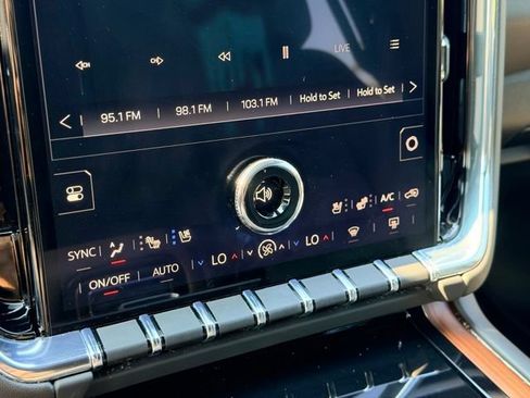Used 2025 GMC Yukon Denali w/ Sun & Power Step Package AWD/4WD image 18