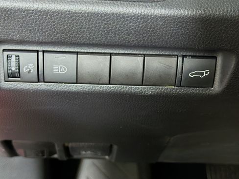 Used 2022 Toyota RAV4 XLE w/ Convenience Package FWD image 17