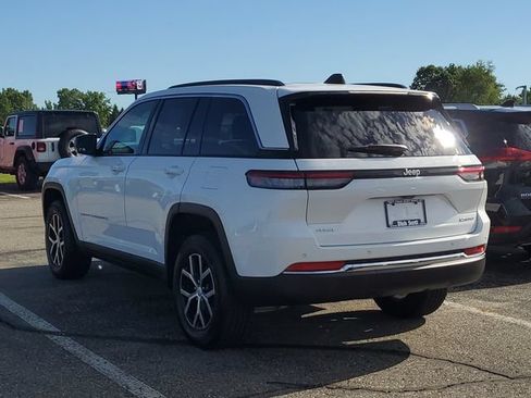 Used 2024 Jeep Grand Cherokee Limited AWD/4WD image 5